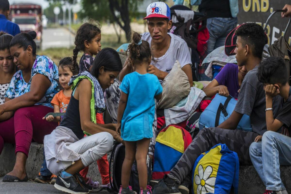 a group of people standing in front of a crowd: Most of the more than five million Venezuelans who have had to leave their country, pass or have tried to stay in Colombia where a pendular migration is also directed. (Image: UNHCR/Vincent Tremeau)